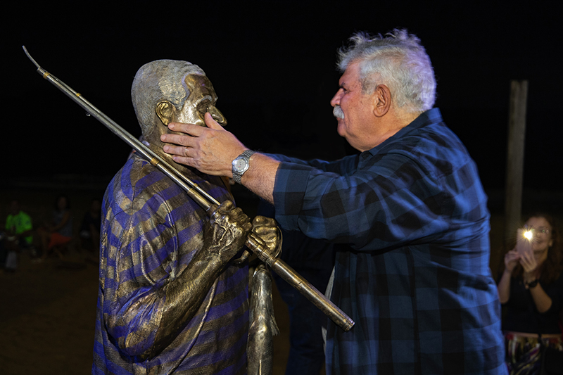 Dori Caymmi se emociona diante da escultura do pai Dorival. Foto Allexandre Costa
