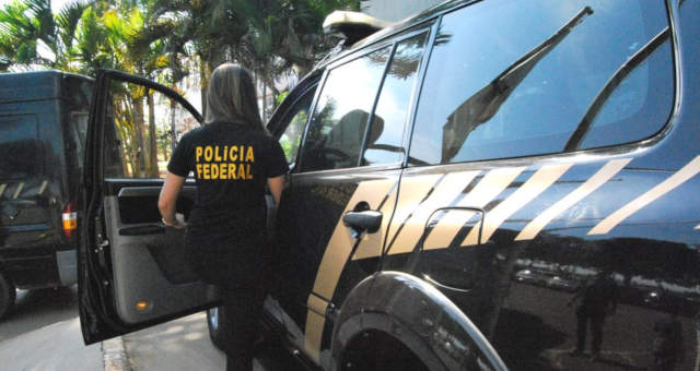 Os policiais federais cumprem, nas cidades do Rio de Janeiro e de Petrópolis, 12 mandados de busca e apreensão (Imagem: Facebook/Policia Federal)