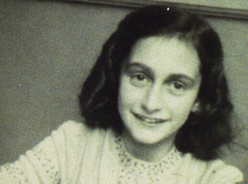 Anneliese Marie Frank viveu durante 25 meses confinada no andar superior de um prédio, com mais sete pessoas; todos escondidos dos horrores nazistas, dividindo a comida, sem poder conversar 