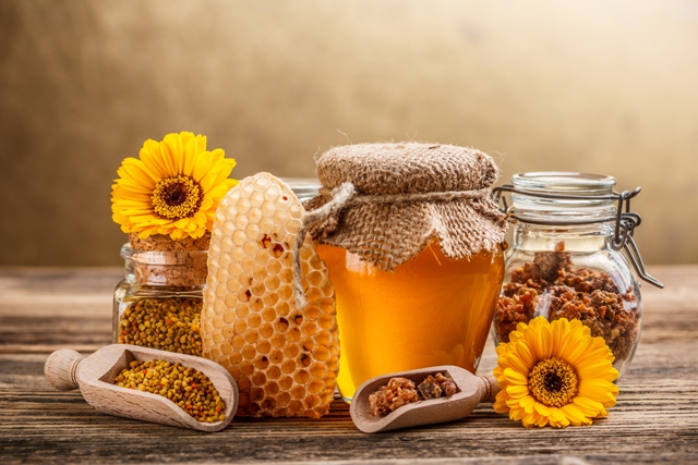 Os vários tipos de mel variam em função das plantas de onde é extraído o néctar e, também, de acordo com a localização geográfica dessas plantas e os tipos das abelhas 