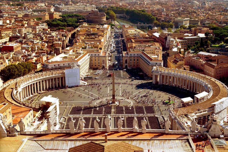 A Praça de São Pedro, entrada obrigatória para quem quer visitar o Vaticano / GB Imagem