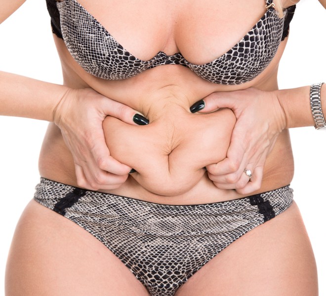 As gorduras localizadas na circunferência da cintura incomodam a autoestima. E também representam fatores de risco de desenvolvimento de doenças cardíacas / GB Imagem