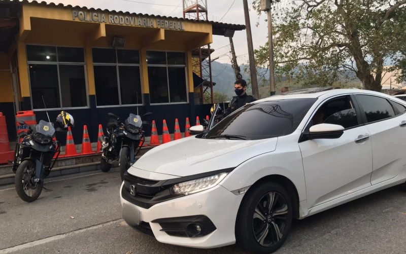 O motorista, de 45 anos, foi encaminhado junto com o veículo e o documento para a delegacia da Polícia Federal na Praça Mauá - Divulgação/PRF