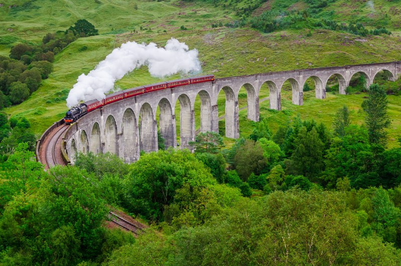 Se você é fã de Harry Potter não deixe de conhecer o Viaduto Glenfinnan, na Escócia. O cenário aparece na saga do bruxinho / GB Imagem