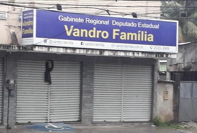 O gabinete local do deputado Vandro Família, primo de Renata, amanheceu com uma fita preta