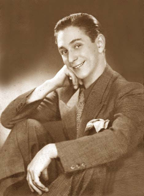 Palhaço, acrobata, ator caricato, cantor e compositor, Oscarito era também um astro do Teatro de Revista, mas tornou-se o comediante mais popular do Brasil, a partir dos anos 40