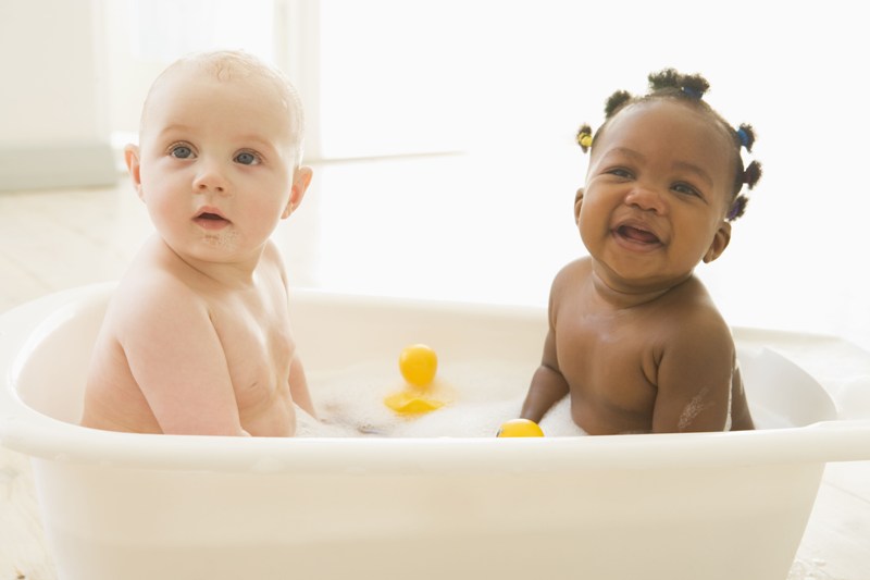 O banho deve ser sempre momento de alegria. É preciso ensinar aos pequenos a importância da higiene pessoal / GB Imagem