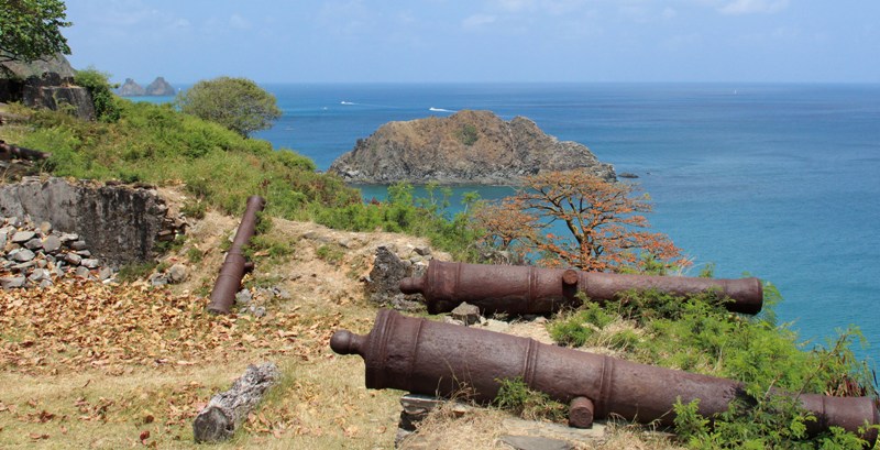 Centenários canhões que serviam para proteger a ilha, contrastam com a beleza natural do lugar / GB Imagem