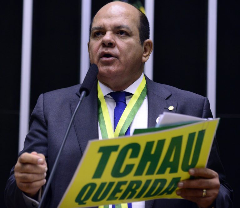 Floriano, ao votar pelo impeachment de Dilma Roussef fez questão de mostrar o cartaz como o 