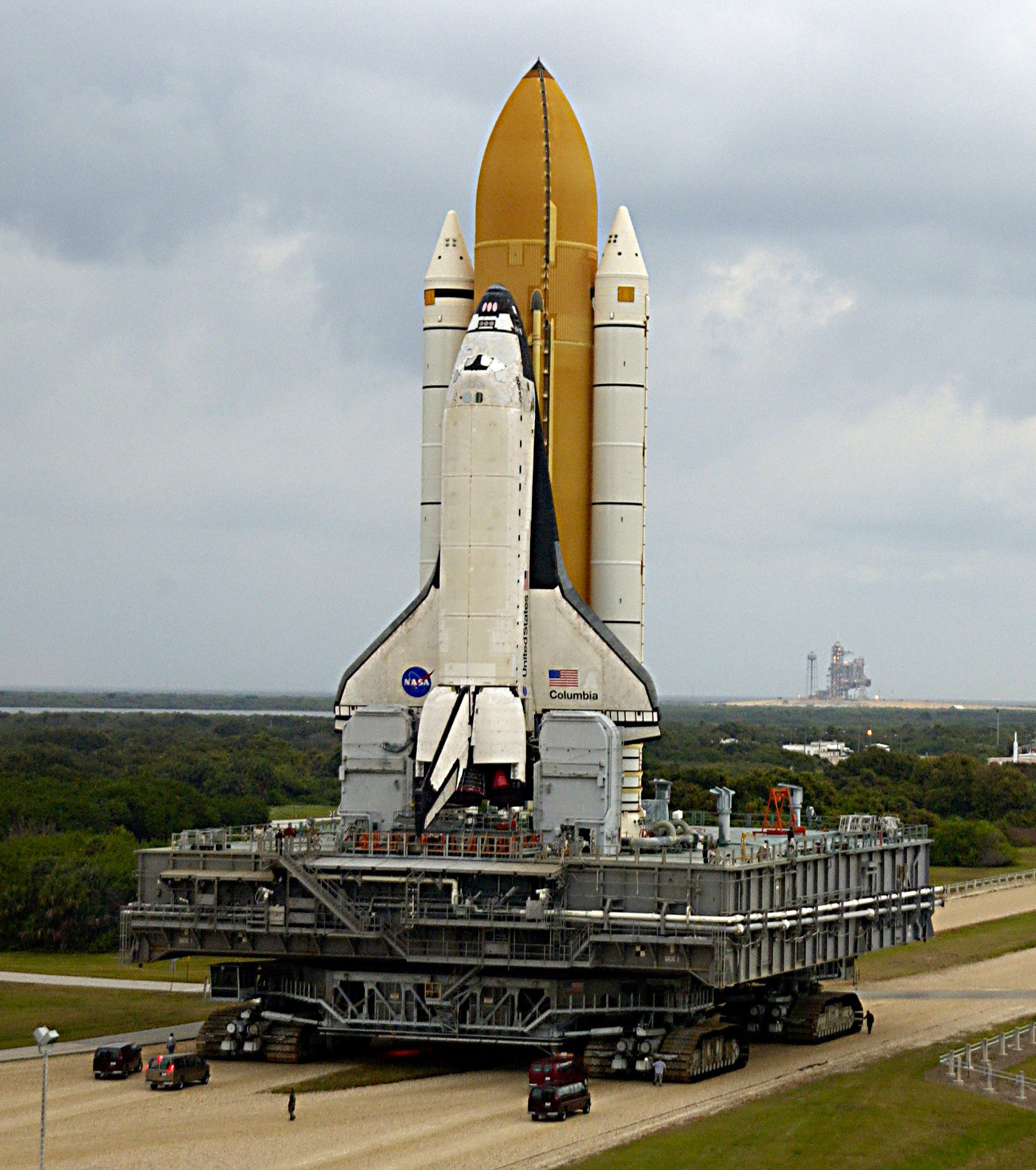 O ônibus espacial Columbia sendo transportado para participar de sua última missão, a STS-107, que teve fim trágico em 1º de fevereiro de 2003 / Arquivo GB Imagem