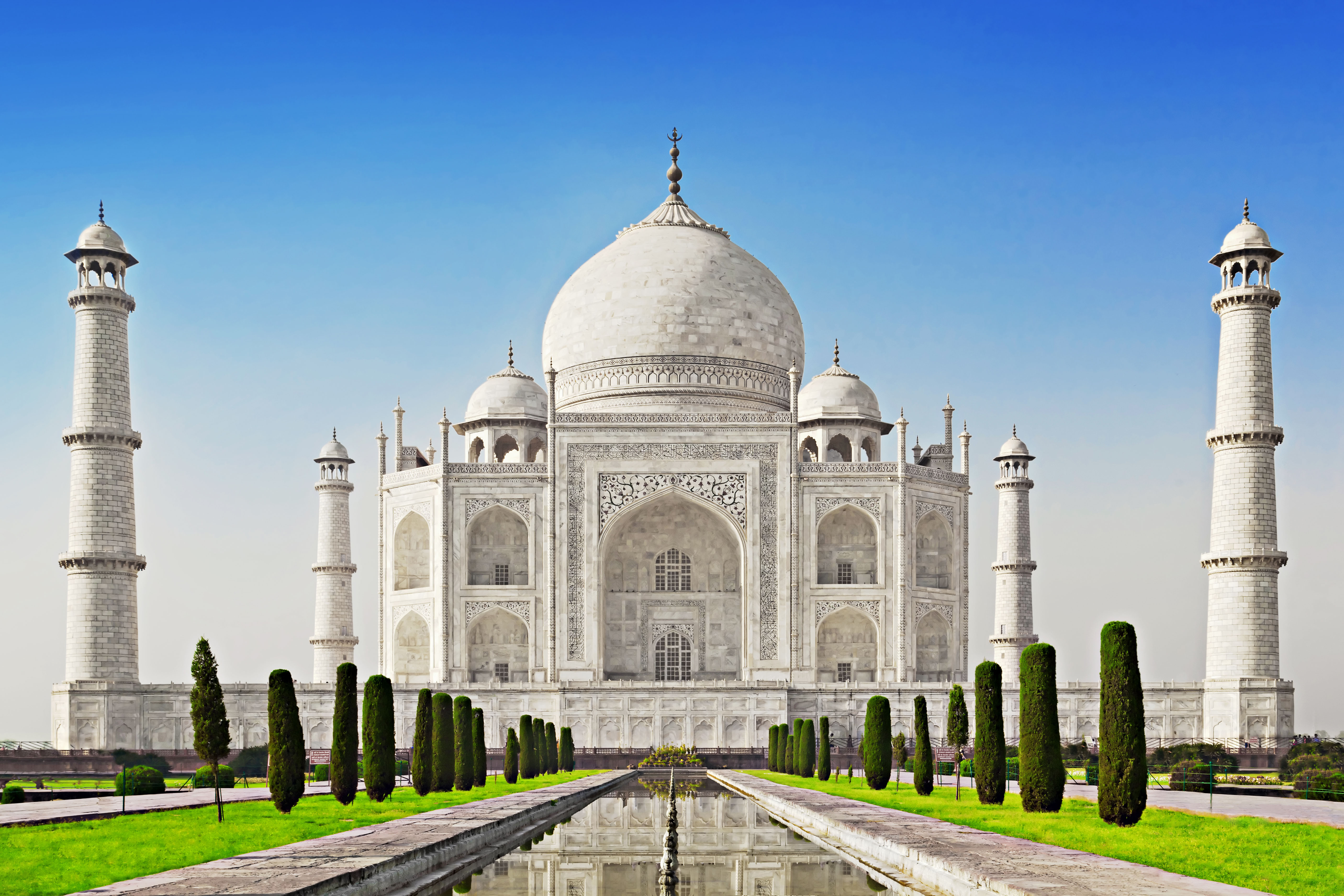 O Taj Mahal, localizado na cidade indiana de Agra, é todo incrustado com pedras semipreciosas e sua cúpula é costurada com fios de ouro./ GB Imagem