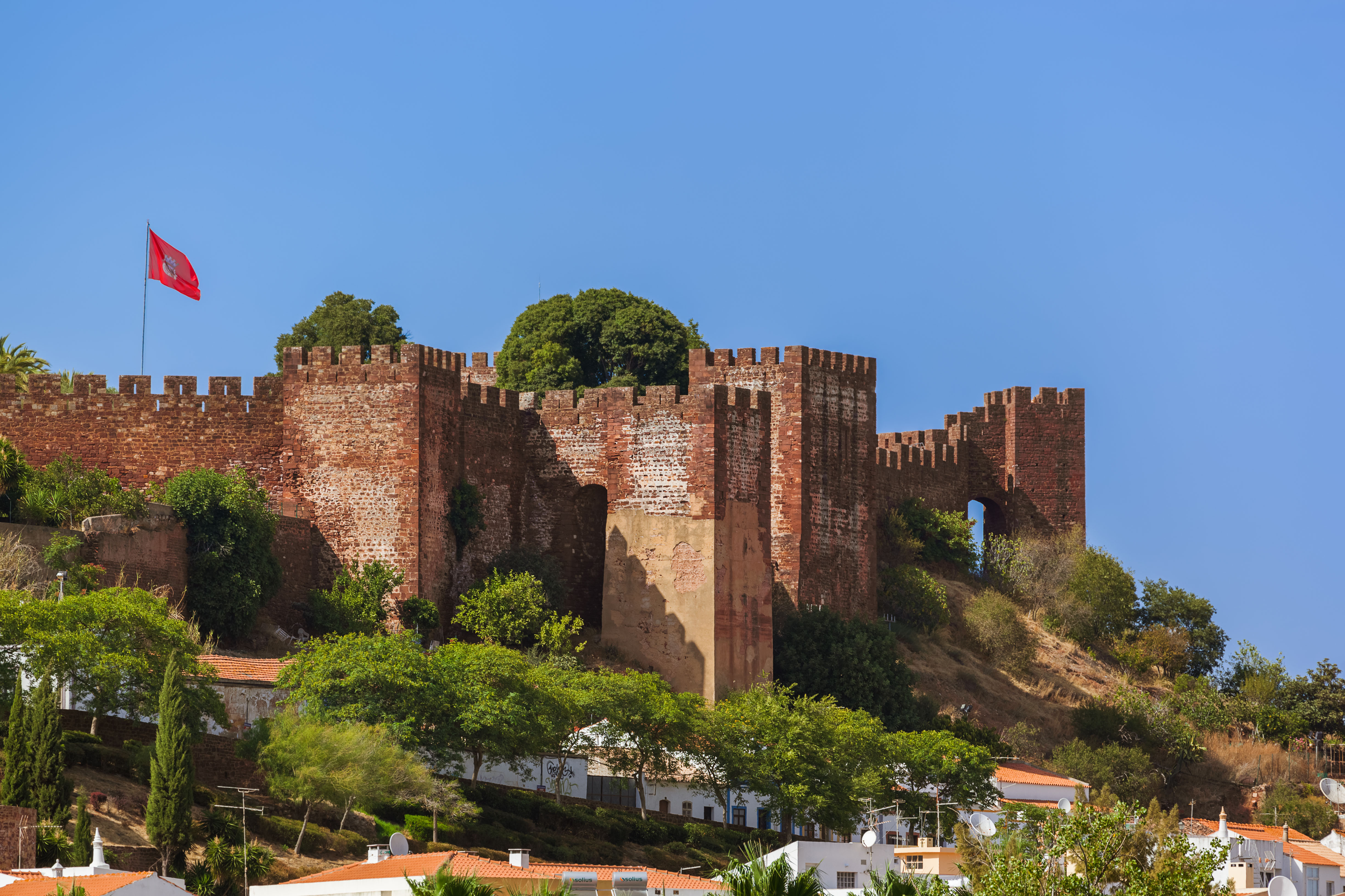 O Castelo de Silves se localiza no ponto mais alto da colina sobre a qual assenta a povoação de Silves e é, na atualidade, um dos castelos mais bem conservados de toda a região do Algarve / GB Imagem