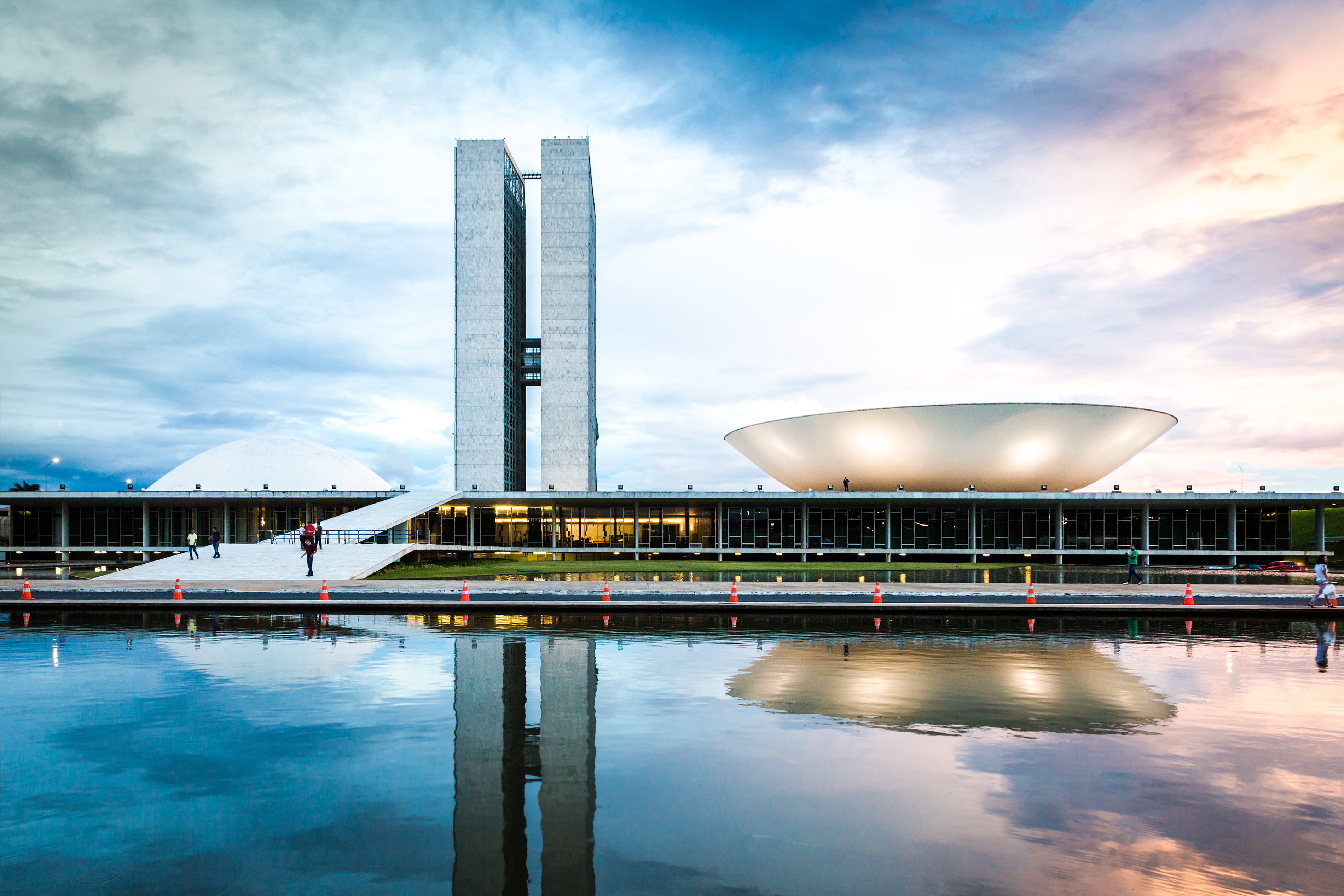 Brasília foi construída em tempo recorde. Os trabalhos duraram menos de mil dias. Brasília é considerada, em todo o mundo, como a obra-prima de arquitetura do Século XX. / GB Imagem
