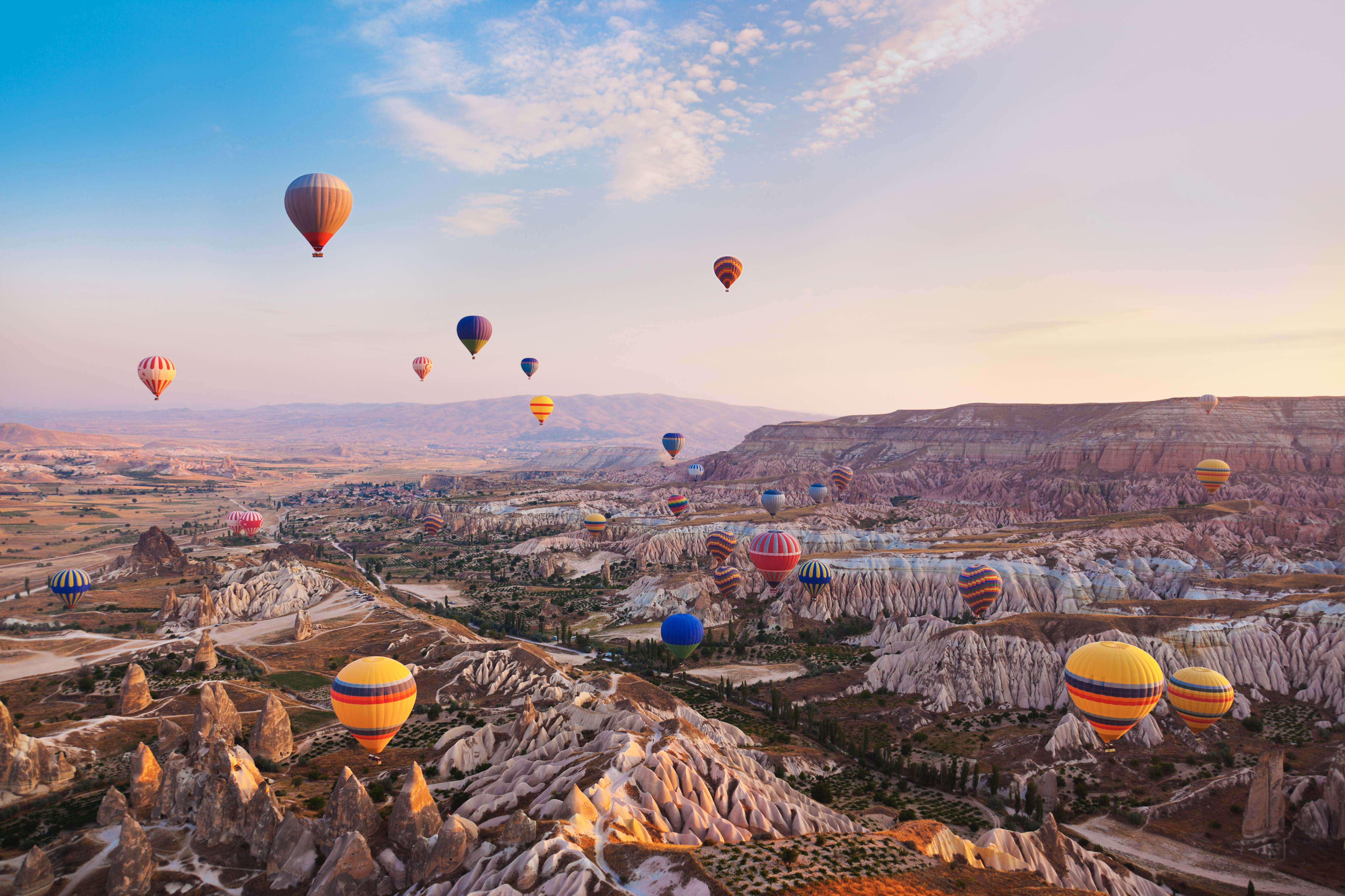 O balonismo é uma das principais atividades turísticas da Capadócia; admirar tantas belezas naturais do alto é uma experiência inesquecível. / GB Imagem