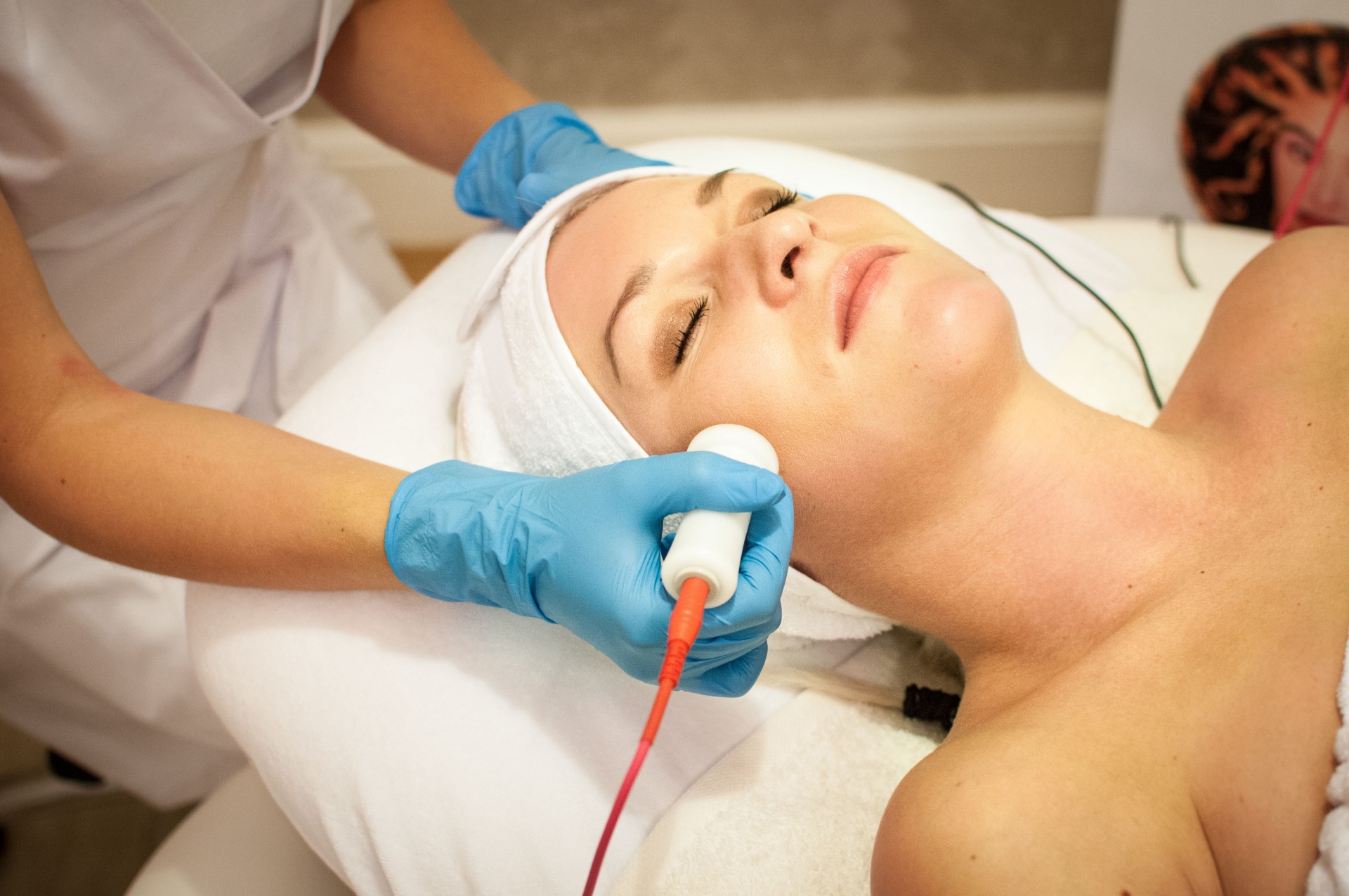 O tratamento com ultrassom pode ser usado no rosto e no pescoço para minimizar a flacidez. Ele ativa a produção de colágeno / GB Imagem