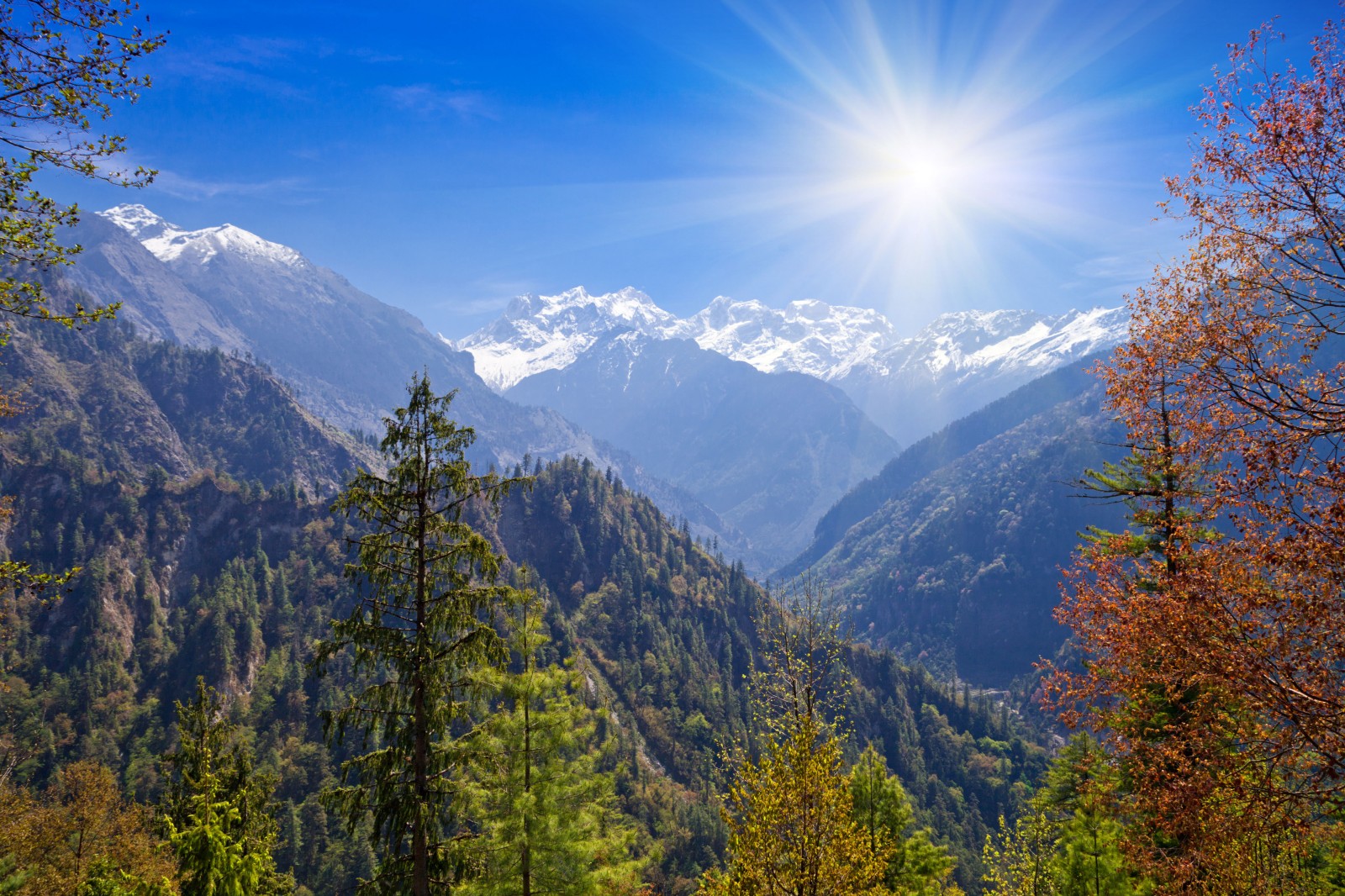 A bela natureza do Nepal, destacando-se a Cordilheira do Himalaia, a mais alta cadeia montanhosa do mundo / GB Imagem