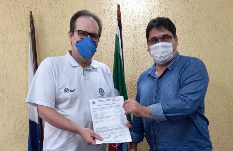 O gerente industrial Luiz Antonio recebeu o alvará das mãos do prefeito Lucas Dutra - Foto: Divulgação