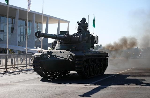 O velho tanque do Exército soltou fumaça como um mata-mosquito
