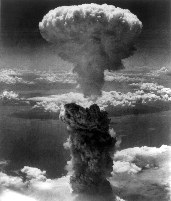 Hiroshima e Nagasaki desapareceram sob um cogumelo mortal de fumaça que deixou um rastro de morte e devastação. O mundo quedou-se perplexo diante da audácia americana / Arquivo GB Imagem