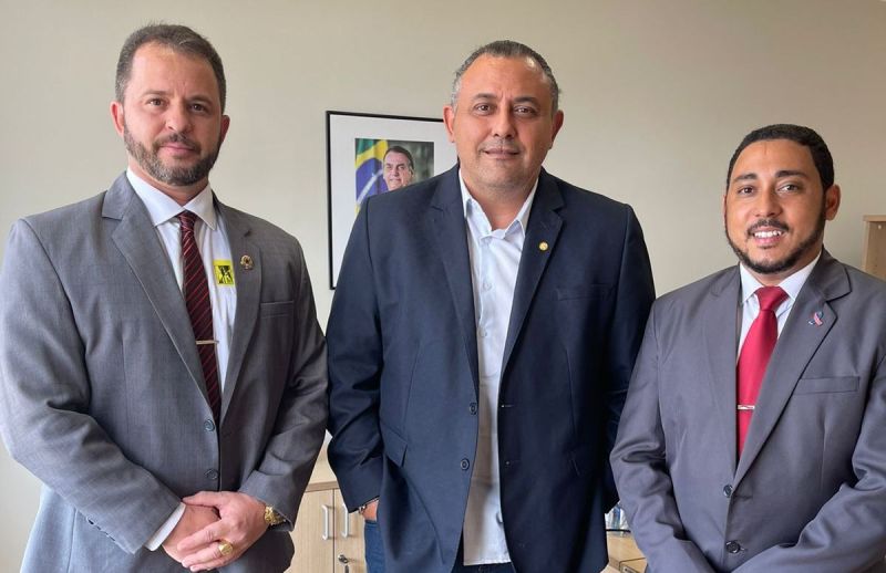 Deputado Márcio Labre (centro) recebeu os vereadores de Iguaba Luciano Silva (D) e Junior Bombeiro (E) no seu gabinete em Brasília 
