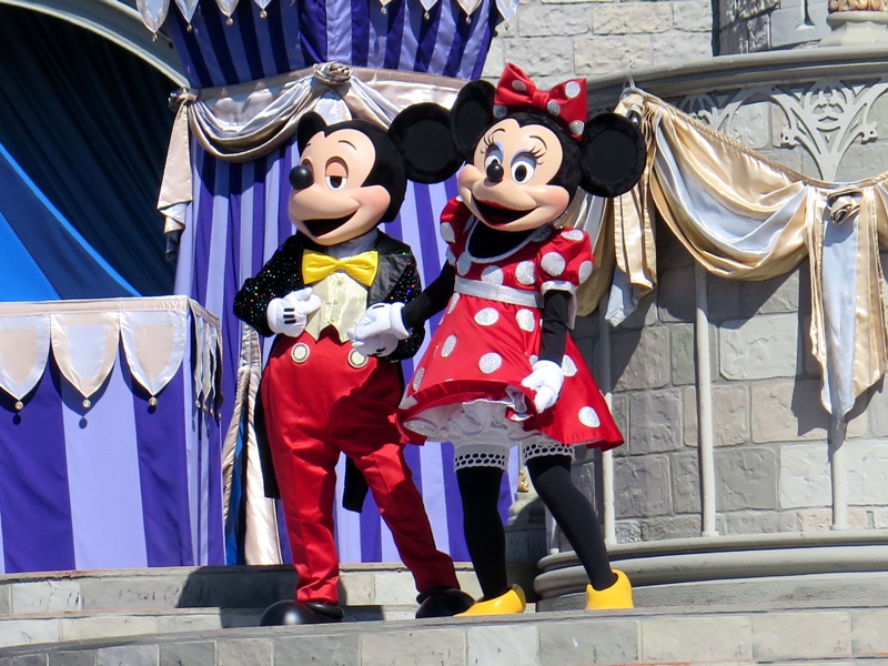 Conhecer o Mickey e Minie Mouse, assim como aos demais personagens criados pelo imaginário de Walt Disney, em 