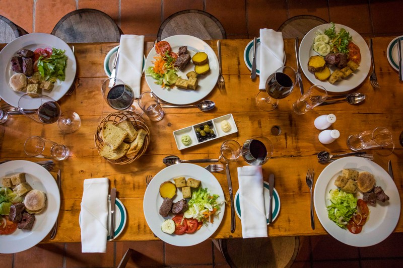 Os sabores e a textura dos alimentos, e assim, desfrutar as delícias da gastronomia madeirense. A variedade dos pratos regionais vai transformar a sua viagem em uma verdadeira expedição culinária 