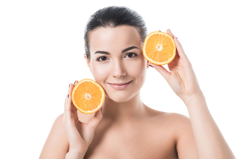 Uma alimentação saudável e equilibrada também faz a diferença quando o assunto é a saúde da pele. Inclua alimentos ricos em Vitamina C na dieta diária. Que tal laranjas e outras frutas cítricas? 