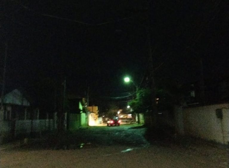 Tem vias no município com apenas uma luminária acesa. É o caso da Rua das Lebres, em Unamar