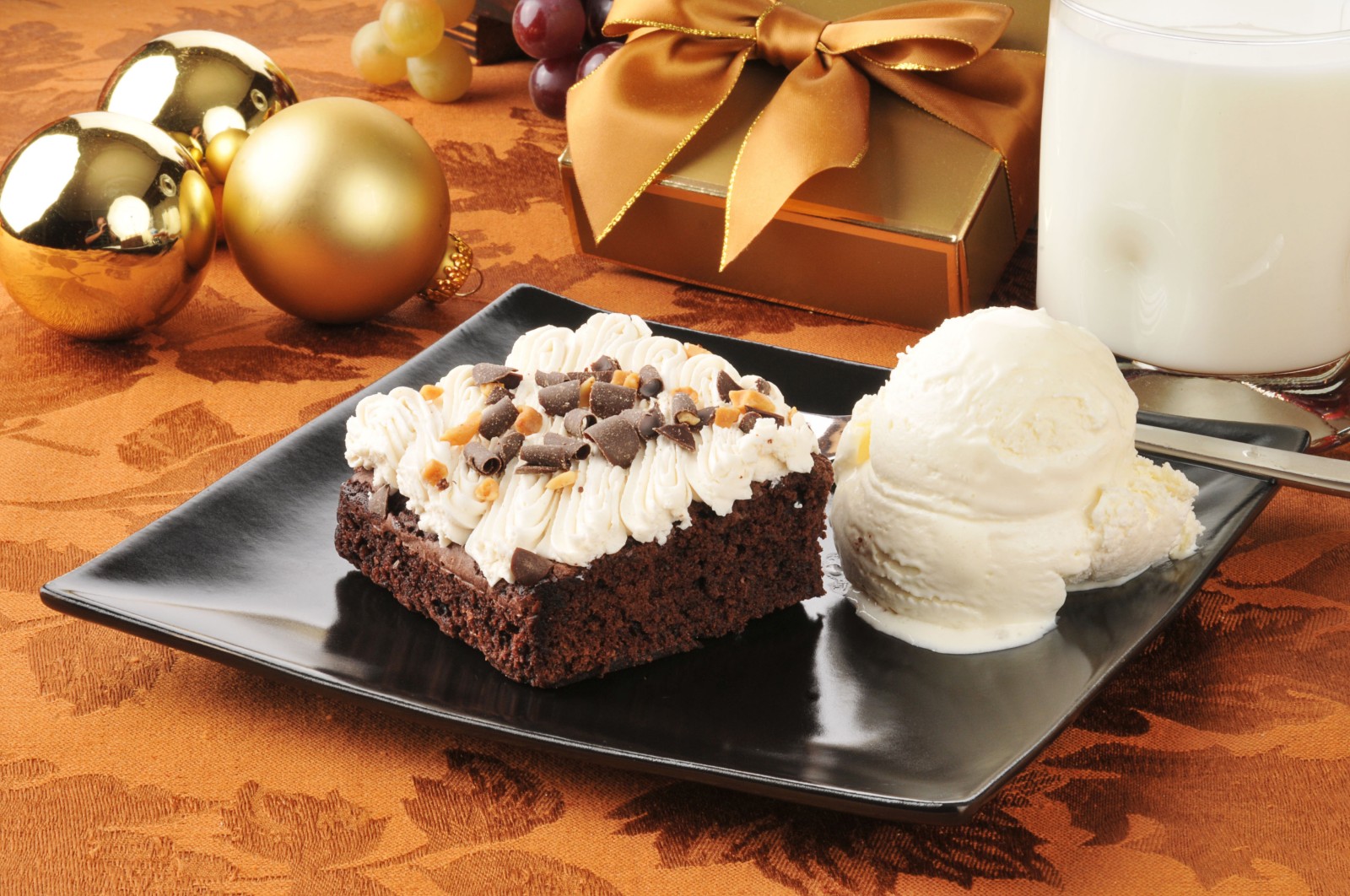 O Brownie de Noel é a sobremesa perfeita para o Natal. Melhor ainda se for acompanhado de sorvete de creme / GB Imagem