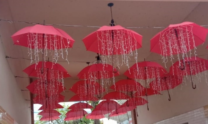 Cada um desses guarda-chuvas usados na decoração natalina foi alugado R$ 210