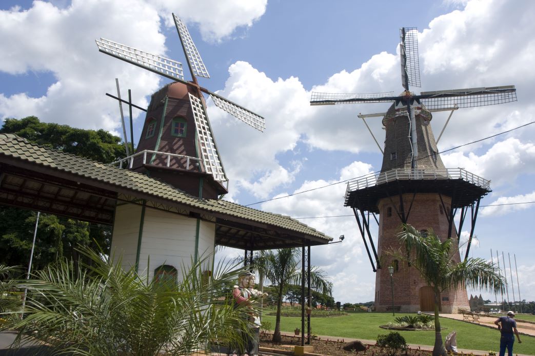 O turista que vai conhecer Holambra é recebido por um lindo moinho de 38,5 metros, réplica idêntica dos moinhos holandeses / Miguel Schincariol