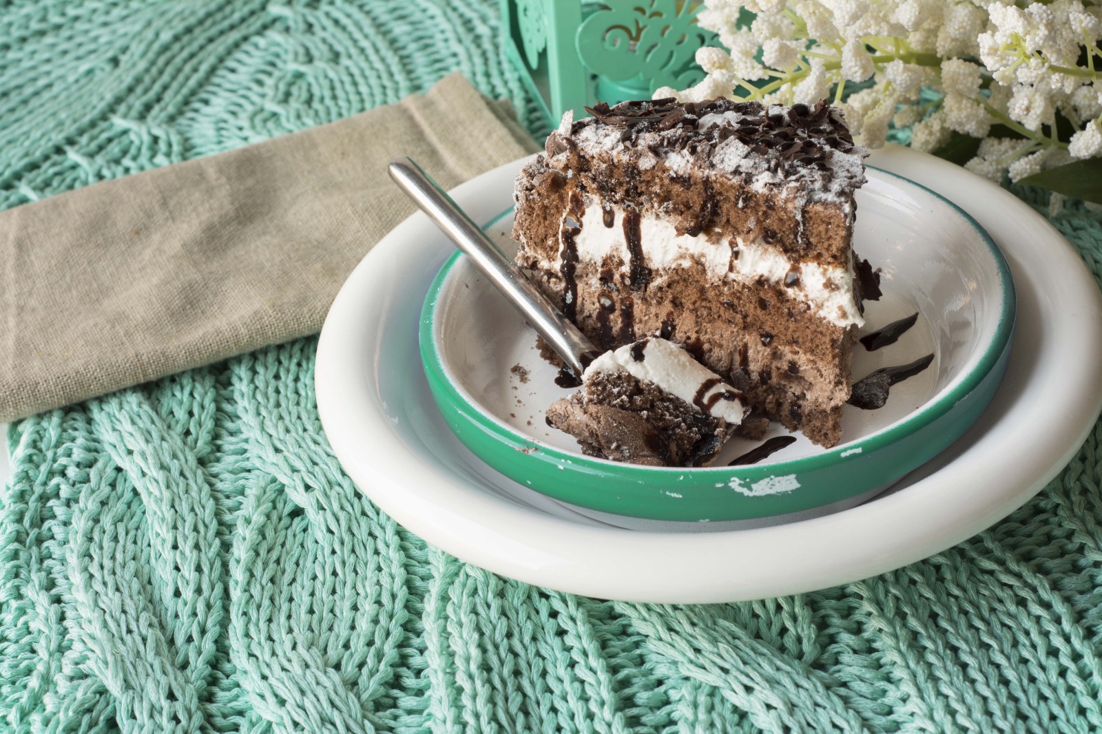 De preparo simples, a Torta de Chocolate com Chantilly pode ser uma boa opção para o seu Café de Páscoa! / GB Imagem 