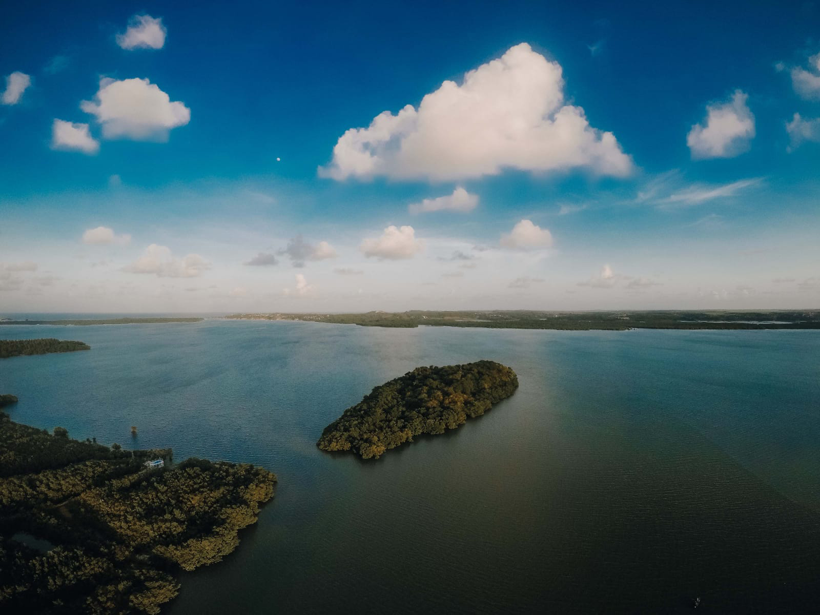 Em Arez o destaque é a Ilha do Flamengo, que fica no lado oeste da Laguna de Guaraíras. A mesma foi batizada com esse nome pelos holandeses, também chamados de flamengos / Divulgação 