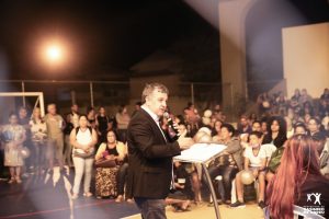 O prefeito Ramon Gidalte transformou o início da entrega em evento promocional de seu governo, mas esqueceu de revelar os números - Foto: Divulgação/PMCA