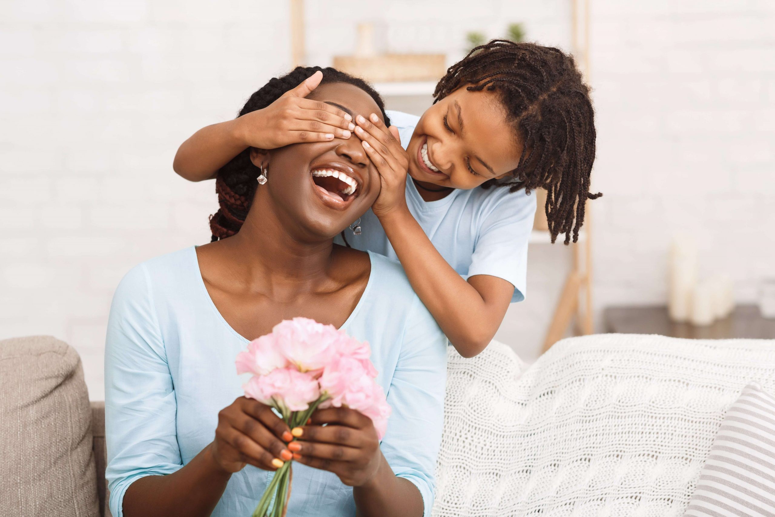 O Dia das Mães, originalmente, é uma data para ressaltar o amor e a gratidão. Uma data que não significa apenas comprar presentes caros, muitas vezes acima das posses de quem os oferece / GB Imagem