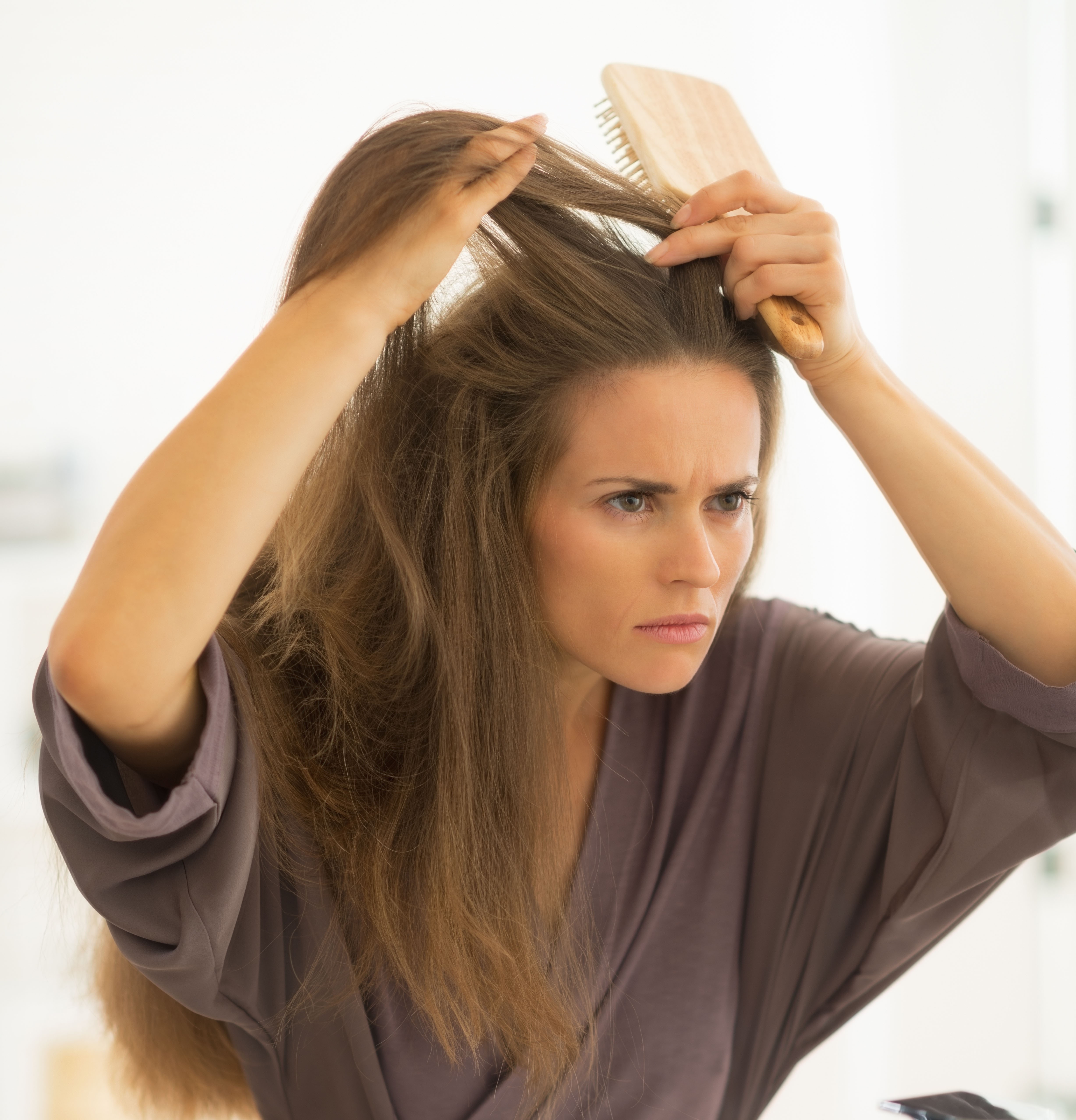 Na hora de escovar as madeixas, aproveite e olhe o couro cabeludo. Para estar saudável, não pode apresentar coceiras, irritações ou seborreia / GB Imagem 