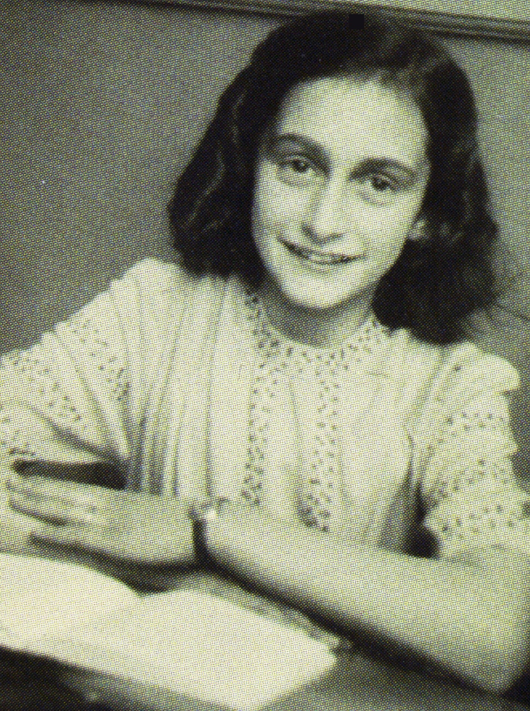 Anneliese Marie Frank viveu durante 25 meses confinada no andar superior de um prédio, com mais sete pessoas; todos escondidos dos horrores nazistas