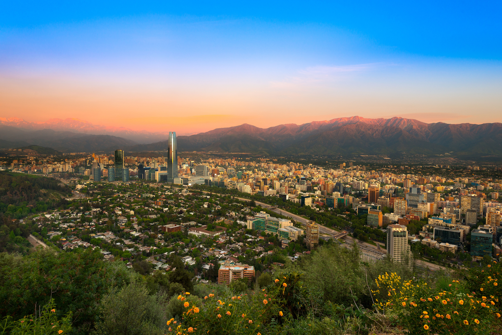 Localizado no bairro boêmio de Bellavista, o Cerro San Cristobal oferece vista panorâmica da cidade de Santiago com a Cordilheira dos Andes ao fundo/GB Imagem
