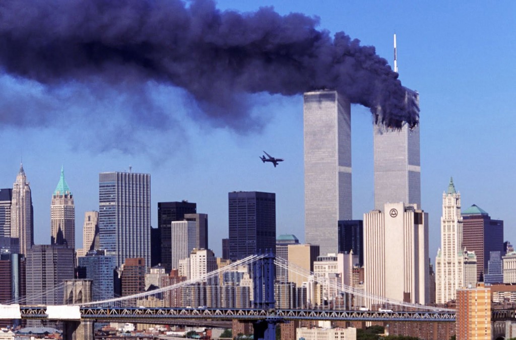 World Trade Center, simbolo do capitalismo americano e cartão postal de Manhattan, é destruido em prazo de minutos como se fosse de papel. O prédio era considerado um dos mais seguros do mundo 