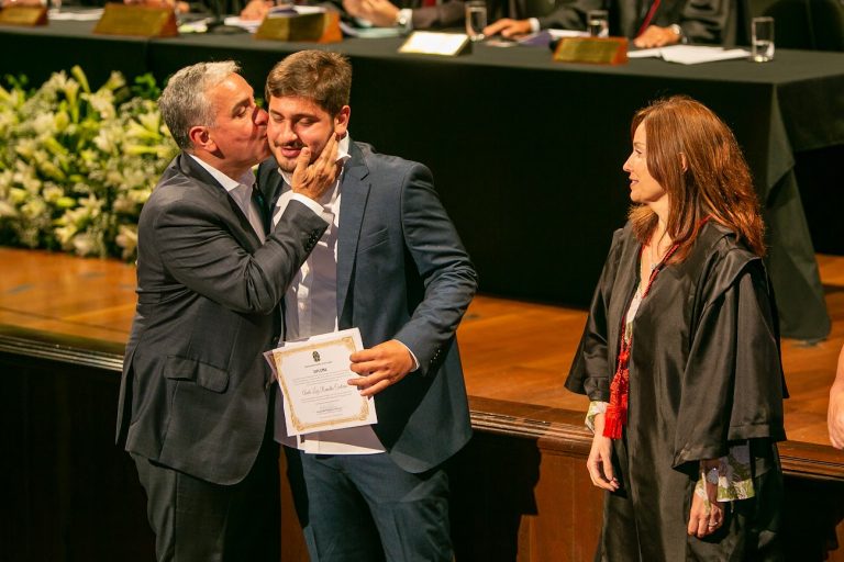 O presidente da Alerj, André Ceciliano, acompanhou o filho Andrezinho na solenidade - Foto: Divulgação/Alerj