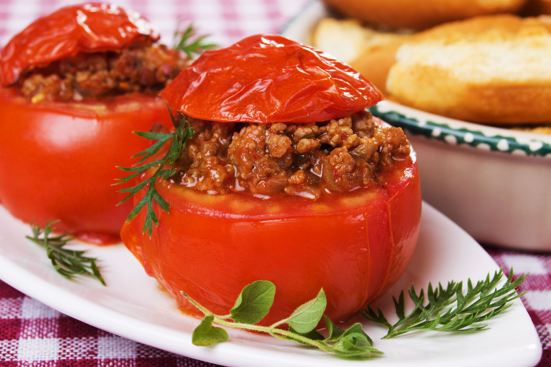 Surpreenda no almoço de domingo. Prepare Tomate Recheado com Carne Moída/GB Edições 