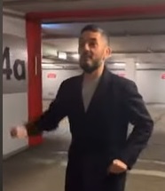  Bacelar cantando e dançando num estacionamento em Londres
