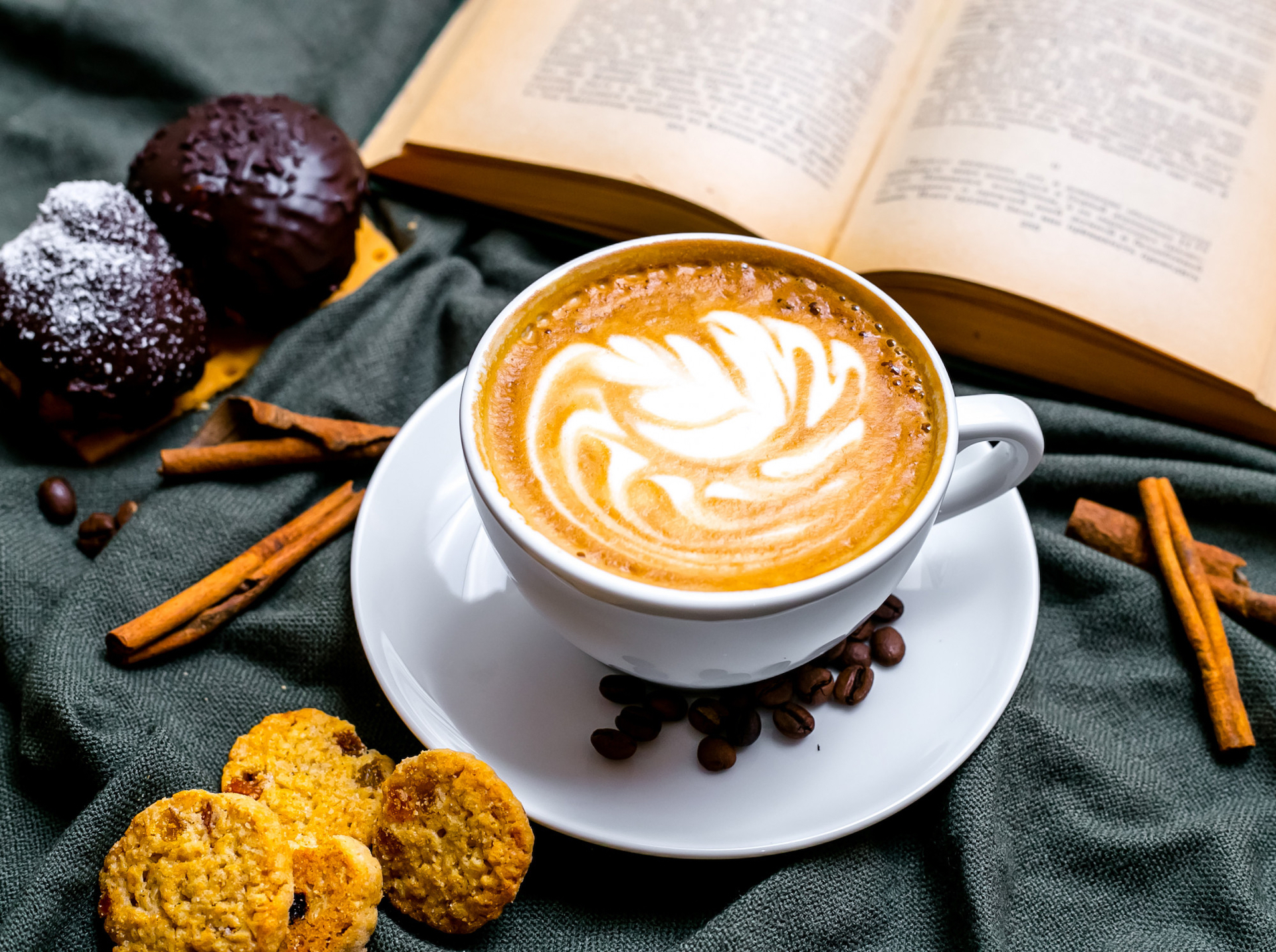 O Cappuccino faz parte do dia a dia brasileiro. É um dos itens mais pedidos nas cafeterias, no entanto facilmente pode ser preparado em casa / GB Imagem