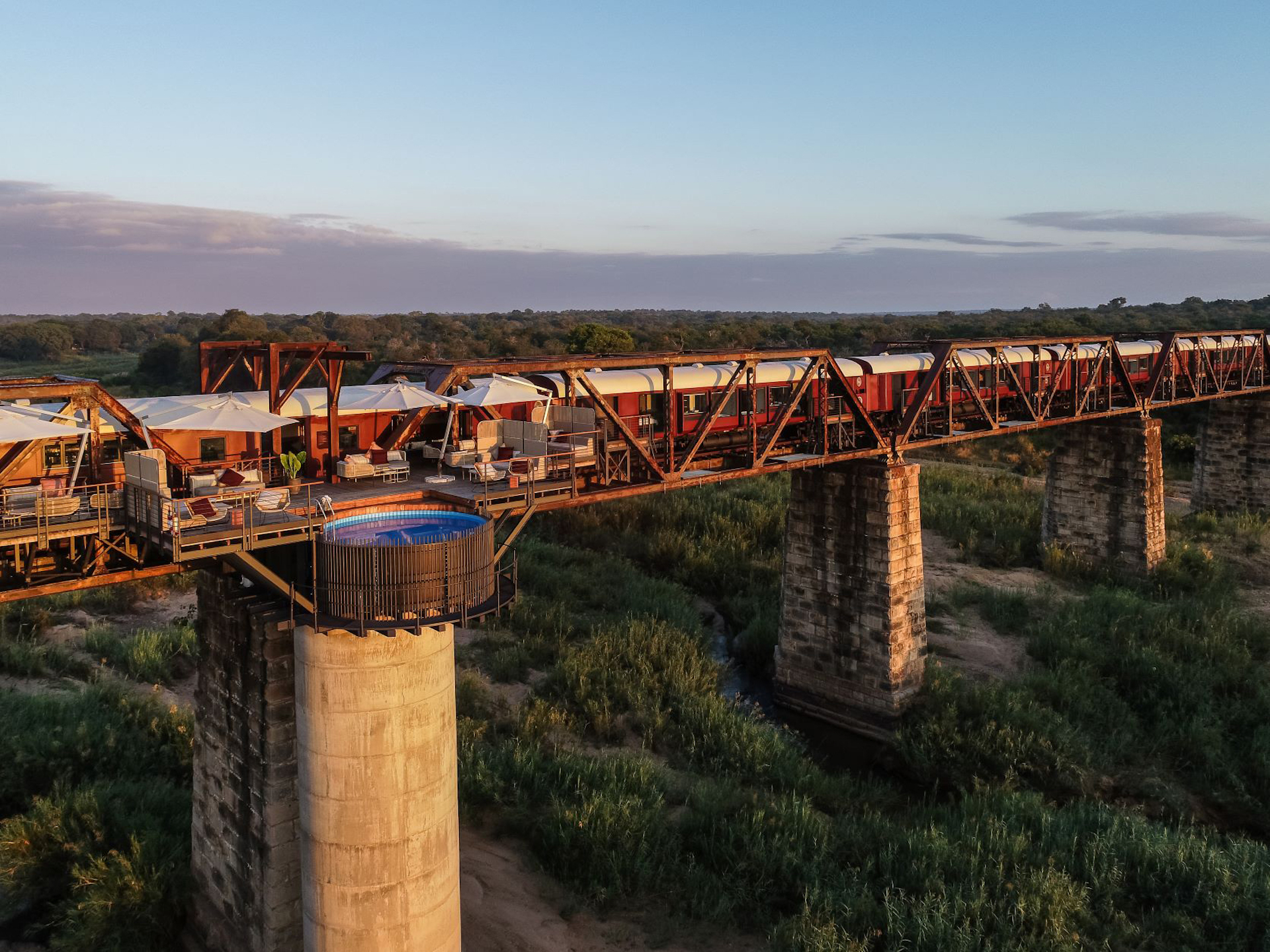 Estacionado permanentemente na histórica Ponte Selati, bem acima do Rio Sabie, no Parque Nacional Kruger, na África do Sul, este trem foi transformado em uma acomodação única/Divulgação