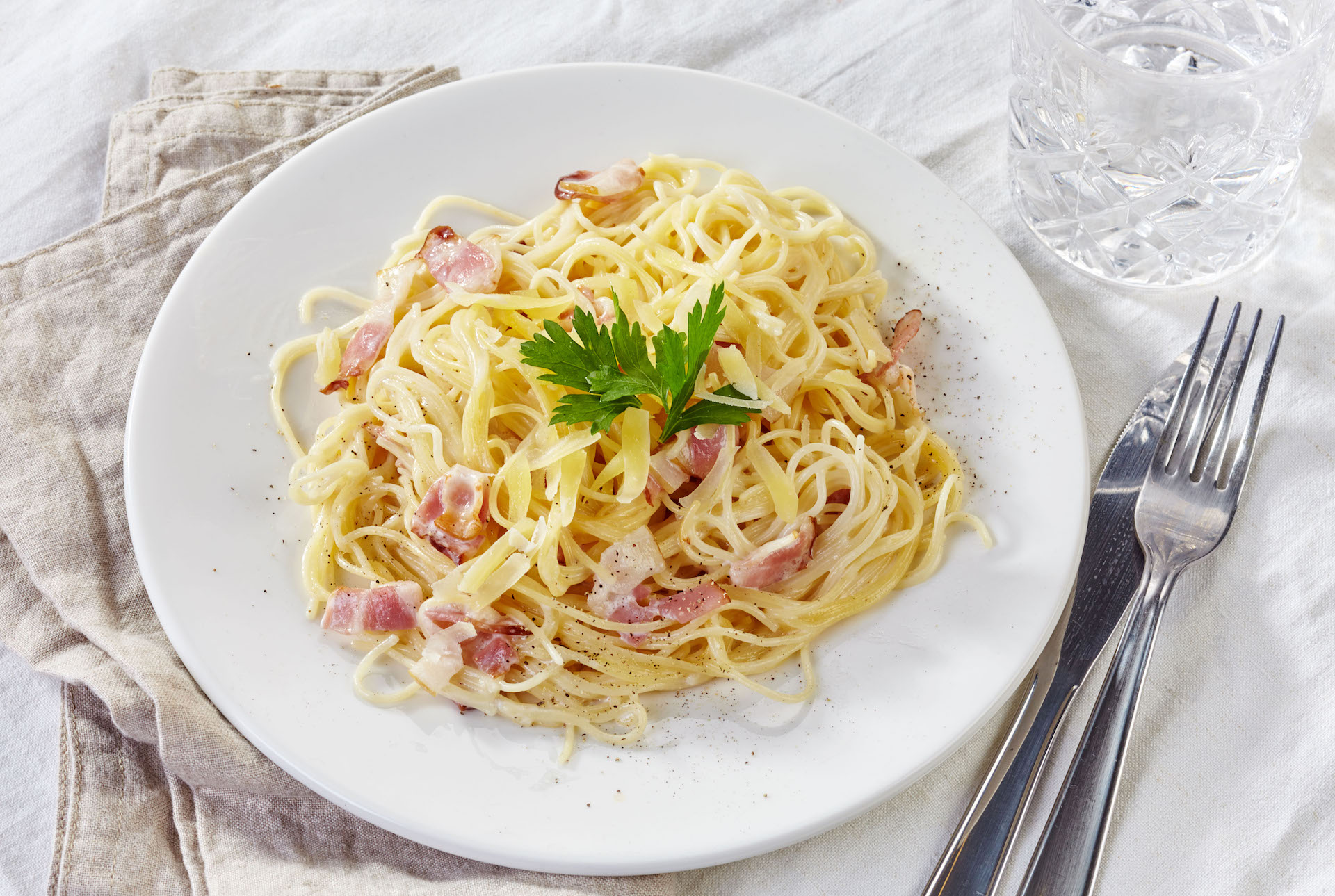 Espaguete à Carbonara pode ser servido como prato único, por reunir variados tipos de ingredientes / GB Imagem