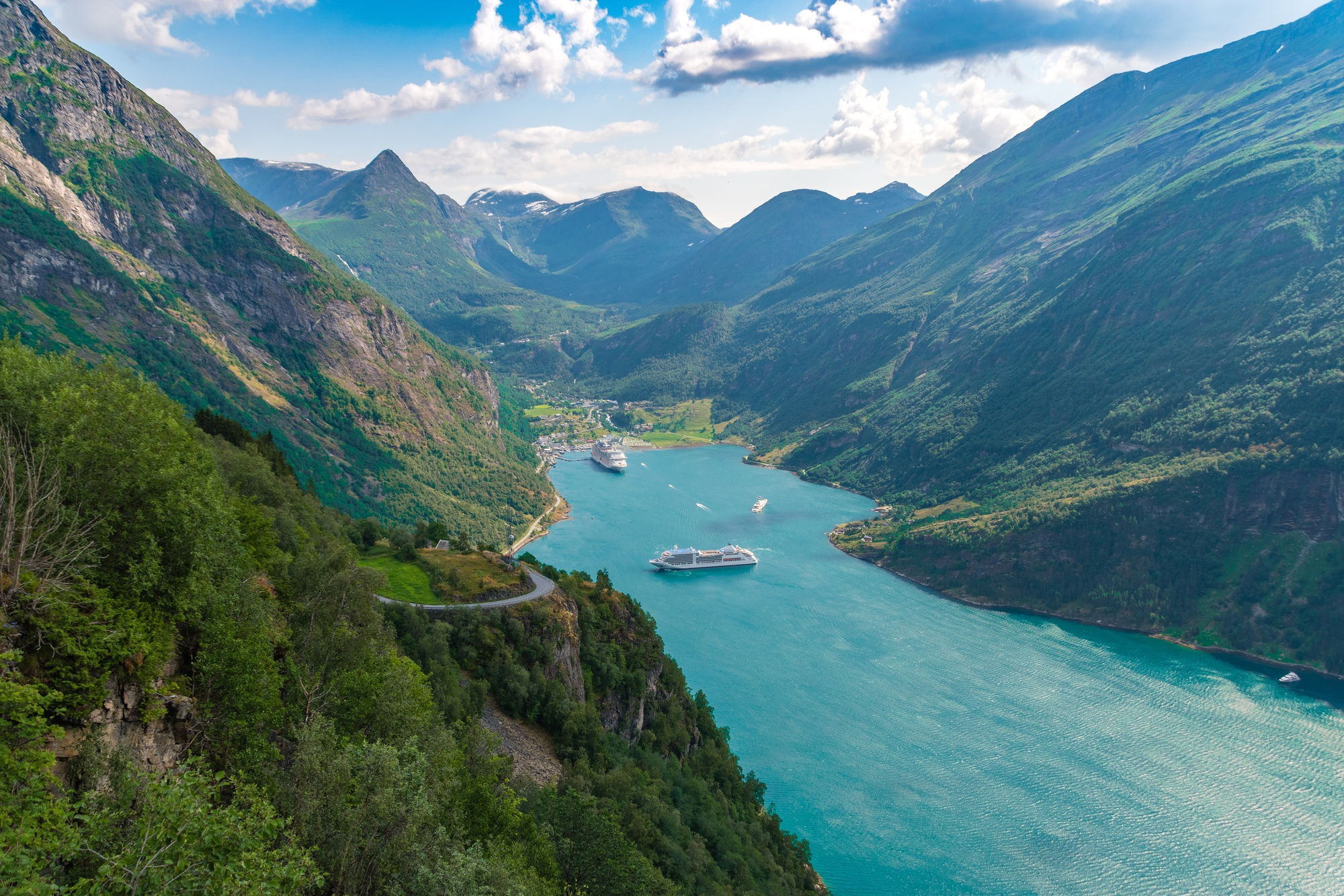 Um passeio de barco pelos majestosos fiordes noruegueses revela paisagens de tirar o fôlego que poucos lugares no mundo podem igualar / GB Imagem