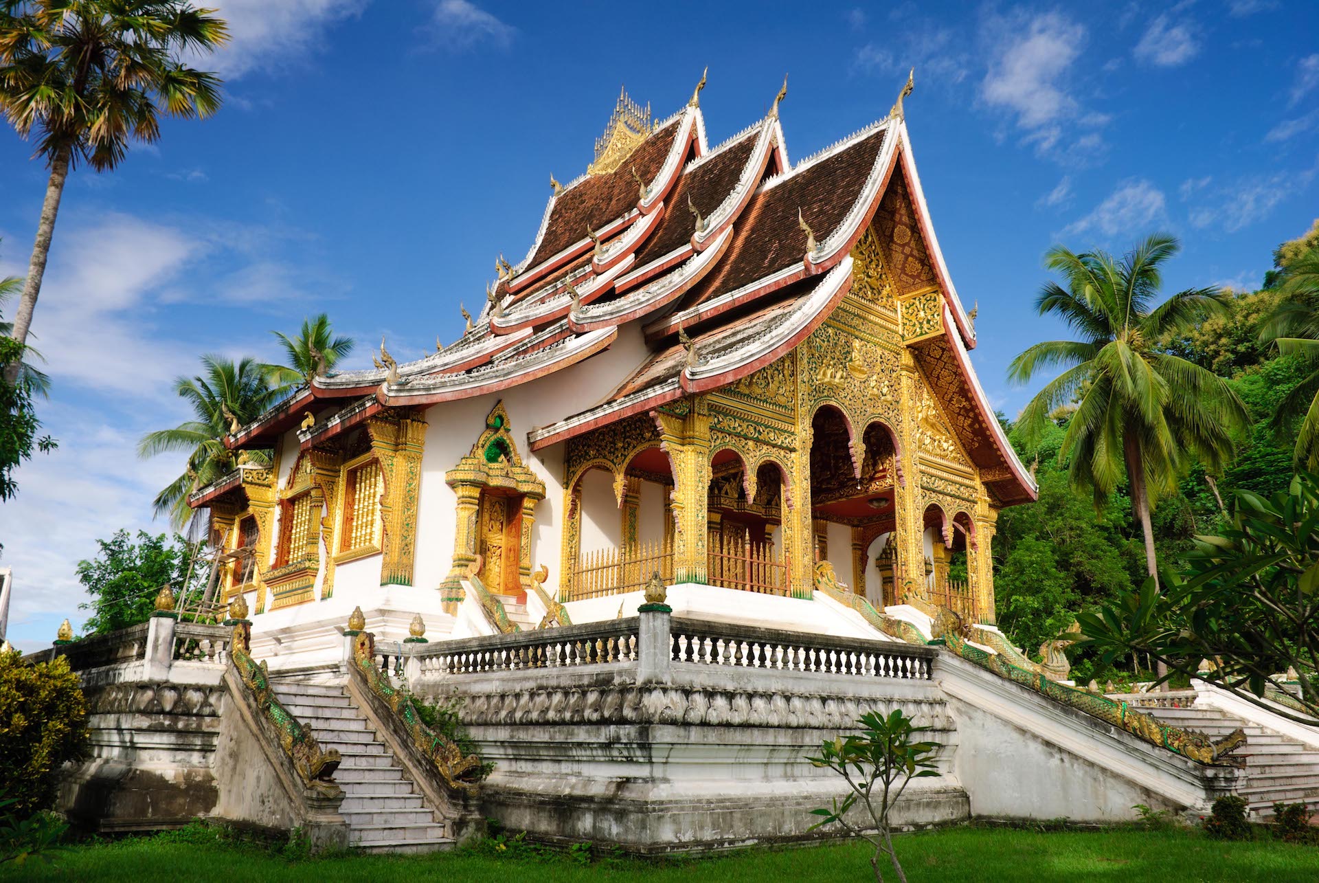 Em Luang Prabang o Ho Kham, o Palácio Real Dourado. Transformado em museu, mostra o retrato perfeito de tantos anos de convivência: arquitetura e artes francesas misturadas ao imaginário budista