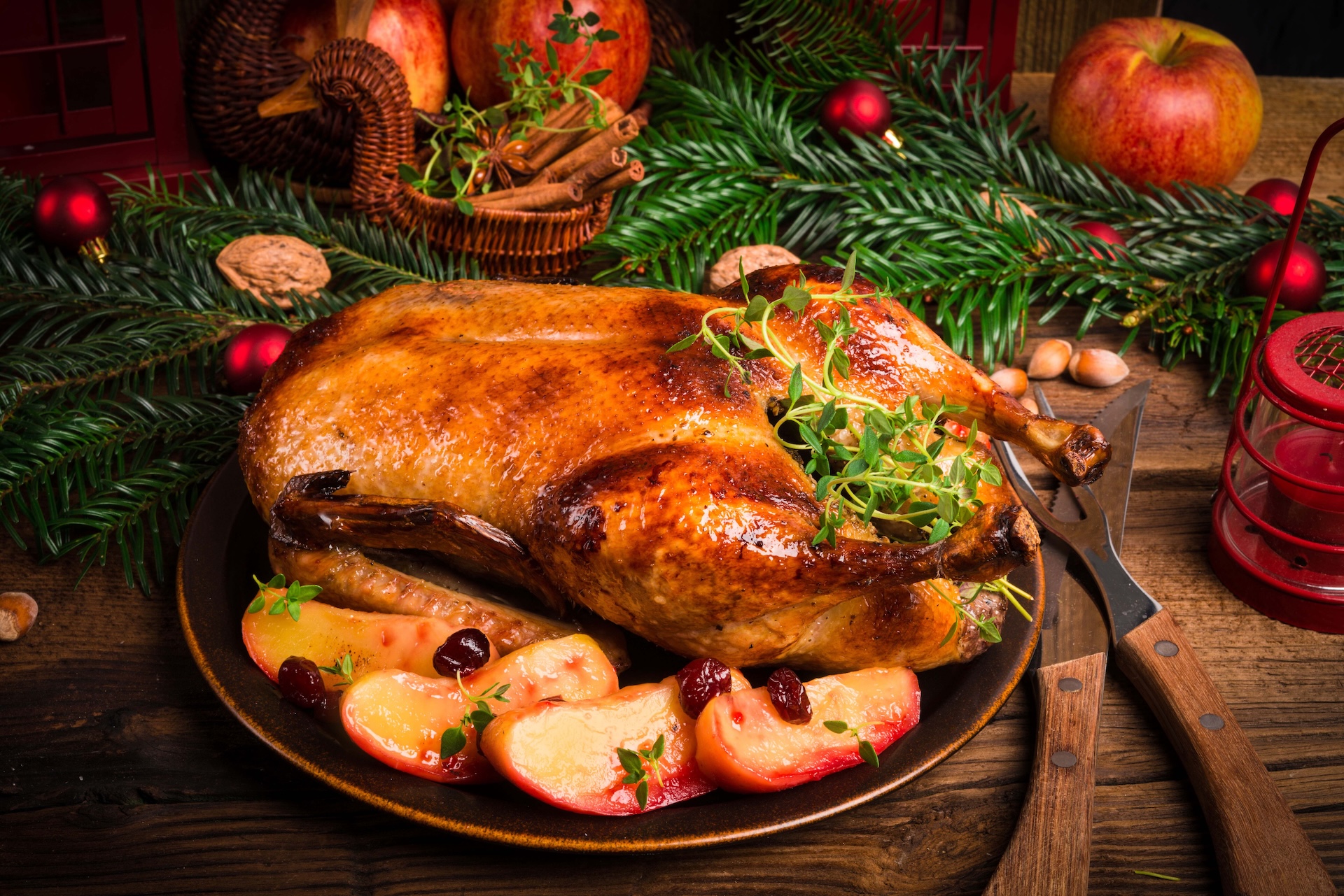 Carne de pato é muito saborosa. O Pato Assado pode ser o astro da sua mesa de Natal ou de Ano-Novo. O preparo não é complicado! / GB Imagem