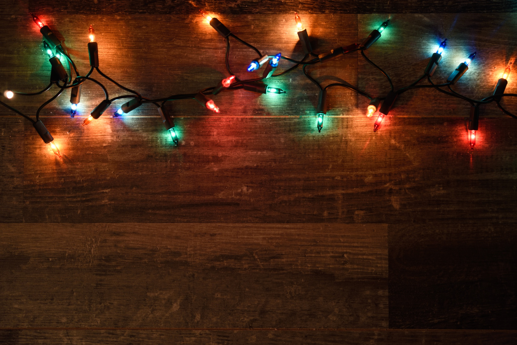 As luzinhas de Natal encantam e enfeitam, mas cuidado na hora de fazer a instalação! / GB Imagem