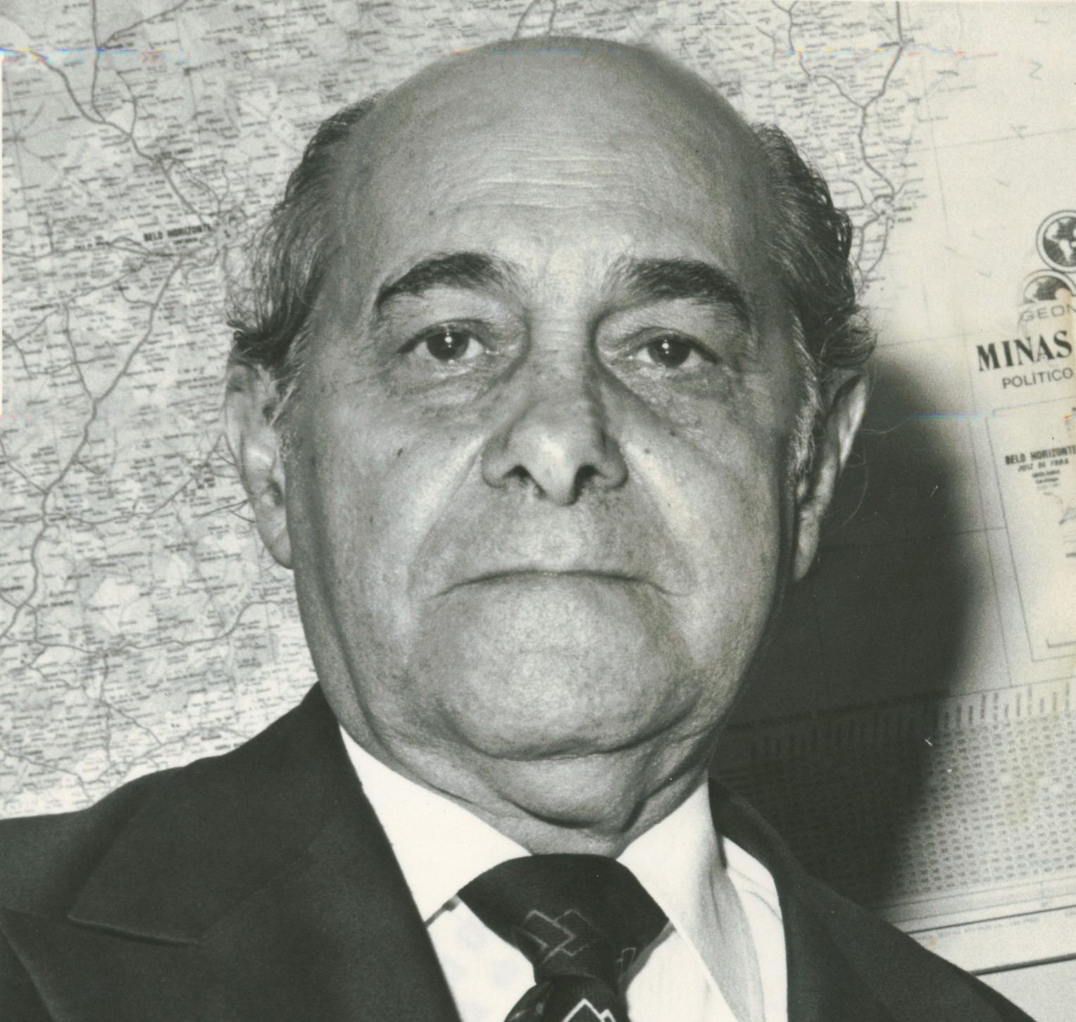 Eleito em 15 de janeiro de 1985, Tancredo marcou a história política do Brasil como presidente da República. A sua doença e falecimento causaram comoção nacional sendo que o sepultamento foi transmiti